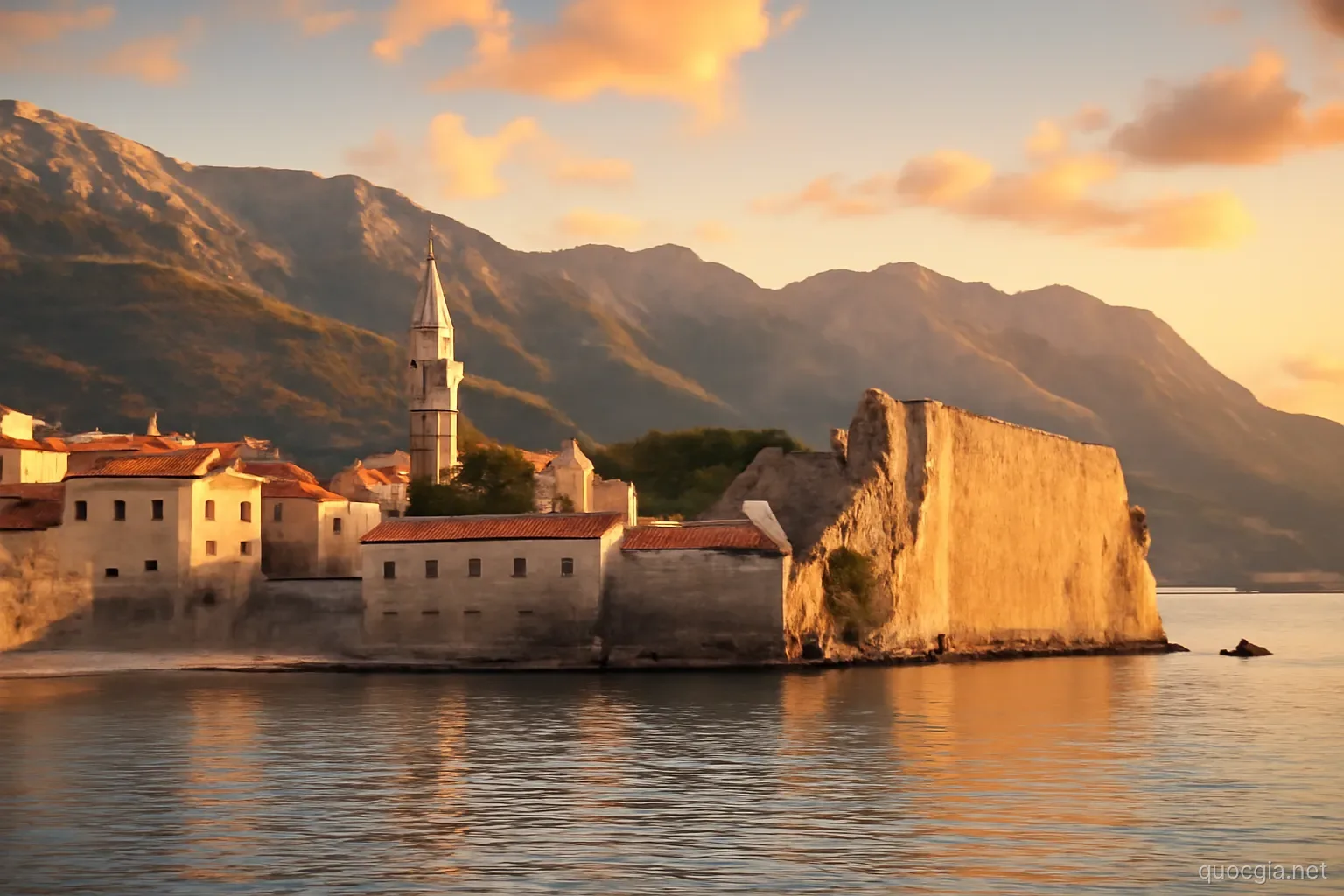 Montenegro: Quốc gia núi đen nhỏ bé đặt cược vào du lịch biển và bến du thuyền hạng sang